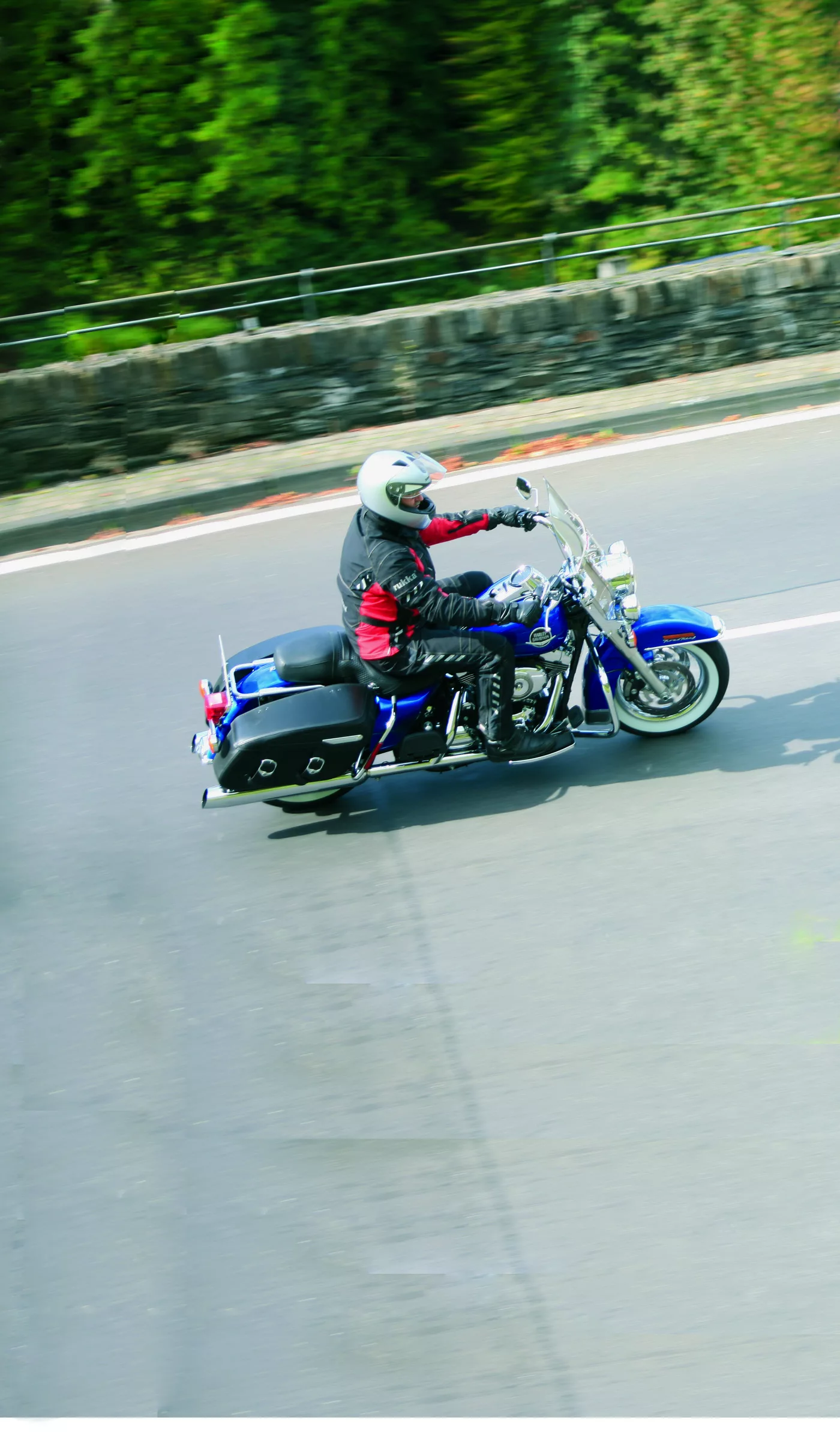 Motorrad auf einer Landstraße durch die Ardennen