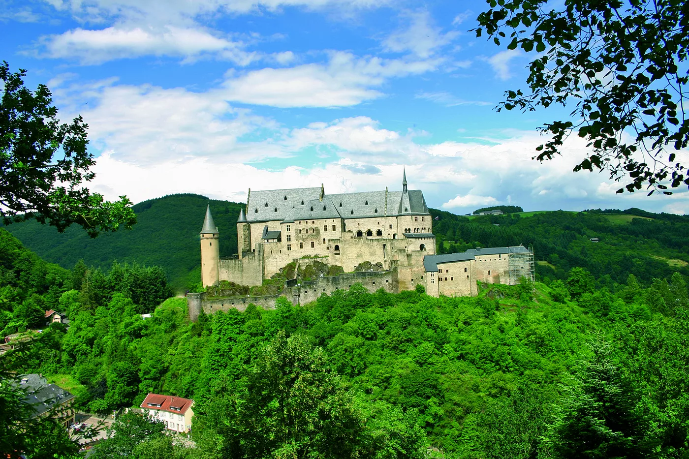 Die Burg Vianden auf dem Bergrücken über dem bewaldeten Ourtal
