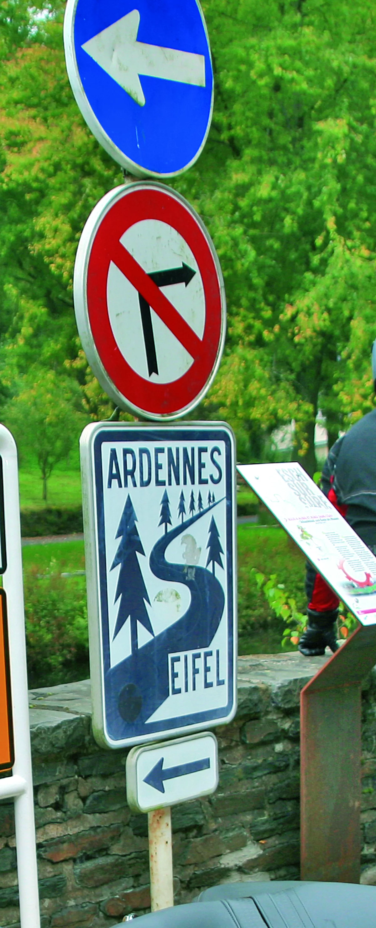 Wegweiser mit der Aufschrift Ardennes an einer Kreuzung Wegweiser mit der Aufschrift Ardennes an einer Kreuzung